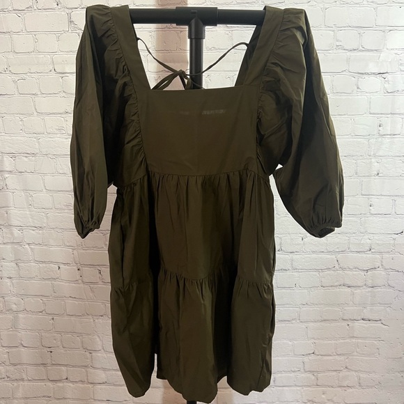 Green Dress - Picture 2 of 6